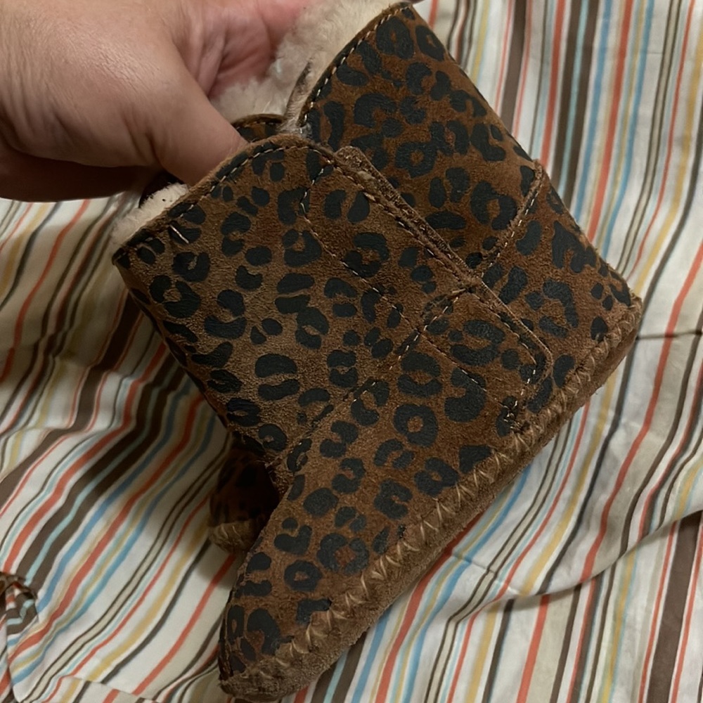 UGG - Picture 2 of 5
